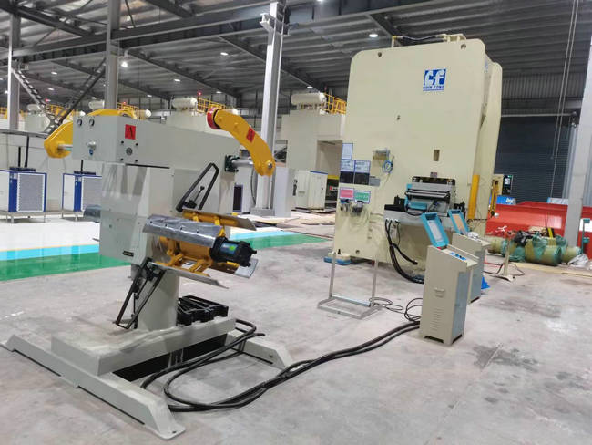 鋁殼 蓋板沖壓線 自動雙頭開卷機伺服偏擺送料機自動化生產(chǎn)設備